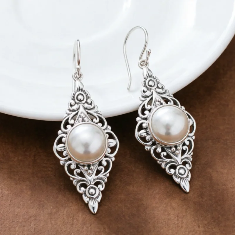 Böhmischer Stil, Imitationsperlen, hohle Verarbeitung, zweifarbige Ohrhänger, elegante Vintage-Schmuckstücke für Damen, geeignet für Bankette und Urlaub.