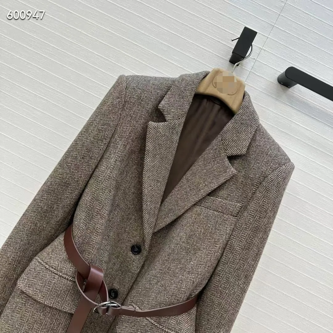 เสื้อเบลเซอร์ผ้าวูลสไตล์คอมมิวเตอร์พร้อมดีเทลปลายแขนลายตารางหมากรุก