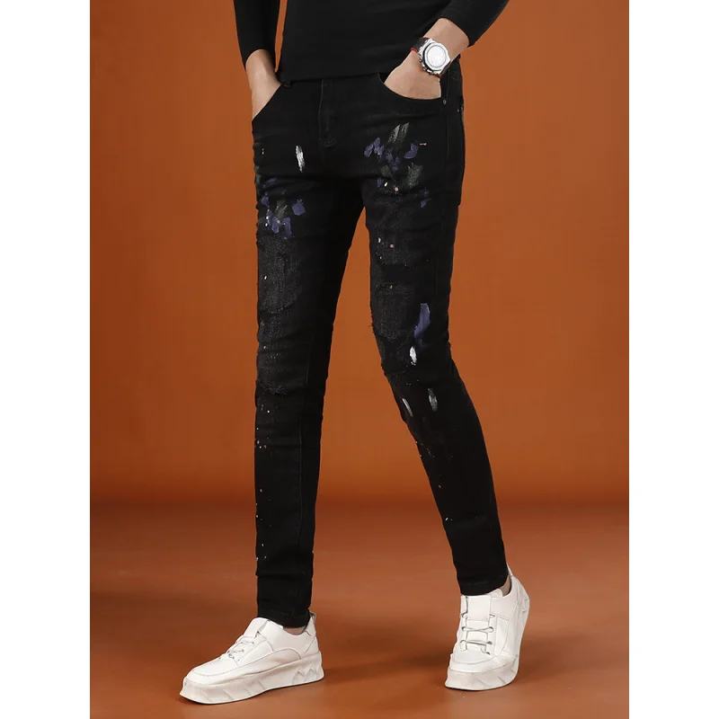 جينز ممزق مطبوع للرجال لخريف 2025 منتج جديد سروال رجالي وسيم مرن بأقدام صغيرة عصرية للشارع