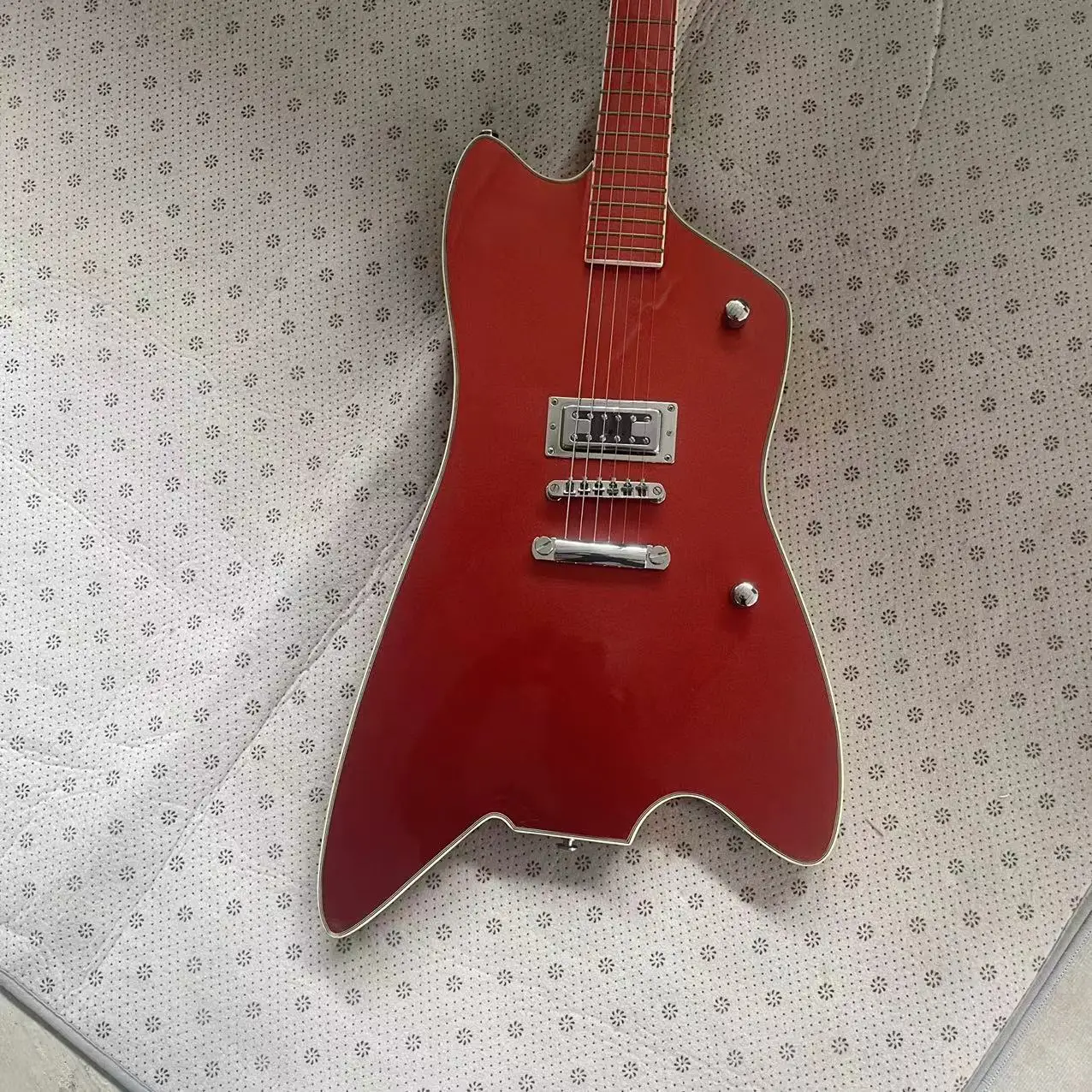 A unique 6-string electric guitar with an integrated electric guitar, a metal red body, high gloss, rose wood fingerboard, dedic