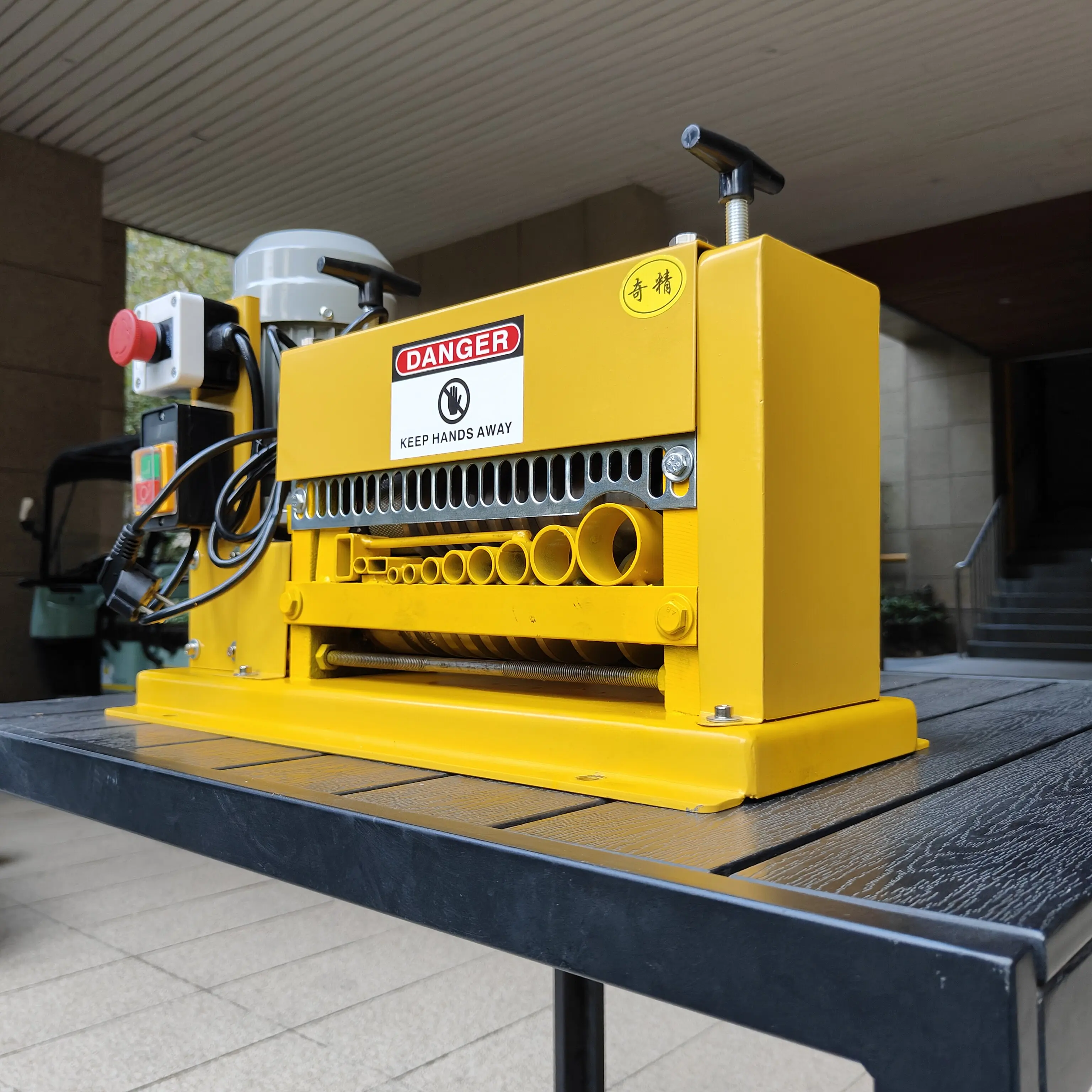New Electric Wire Stripping Machine Cable Stripping Cores Scrap Wire and Cable Peeling and Peeling Device