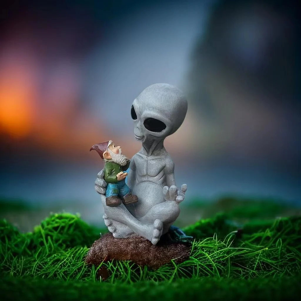 Alien Hugging Gnome, Resin Alien Gnome, Suitable for Outdoor Garden Lawn Decoration, Unique Statue Ornaments