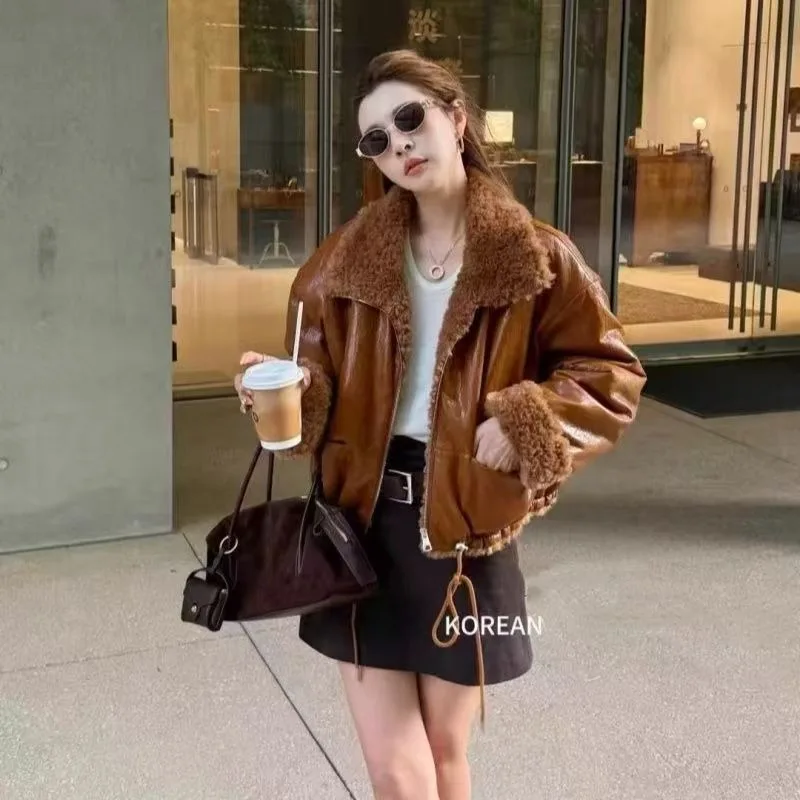 سترة من جلد البولي يوريثان من صوف الضأن هذا العام مشهورة وشتاء شتوي فائق المظهر جديد ذو طية صدر السترة المخملية ومزاج علوي حراري