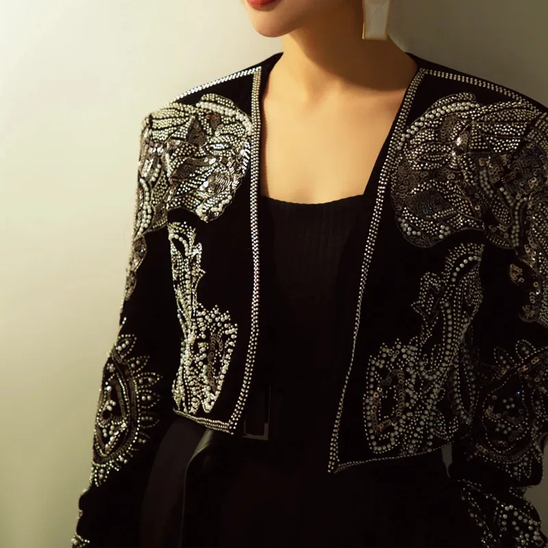 

Женская стильная винтажная высококачественная короткая куртка с жемчужинами и пайетками, осенняя коллекция, модная элегантная верхняя одежда