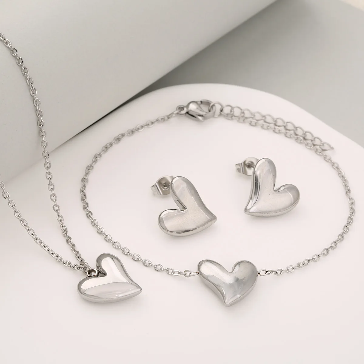 Niche Exquisite Stainless Steel Fashion Advanced Sense Love Heart Necklace Bracelet Earrings Set For Women