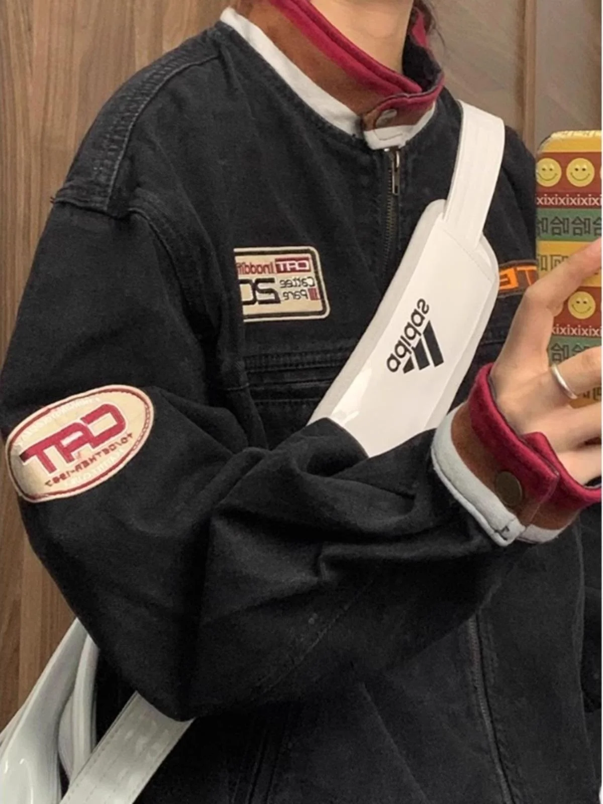 

Ретро-куртка из черного денима в американском стиле для мужчин: универсальная, с воротником-стойкой, вышитым логотипом, модная, молодежная, осенняя верхняя одежда