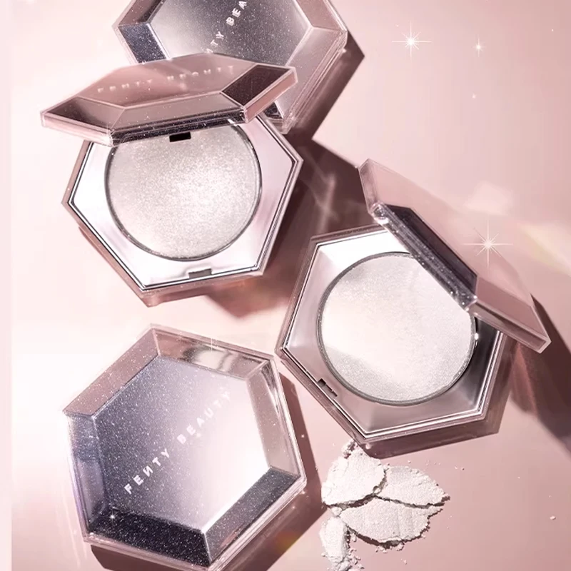 fenty-beauty-high-gloss-3d-diamond-body-light-powder-bastao-de-contorno-facial-de-alto-brilho-em-cores-Unicas-e-duplas-que-modifica-as-macas-do-rosto