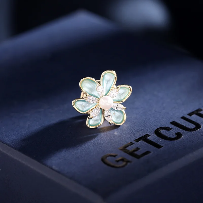 

A simple and elegant summer shirt with a small collar, pearl zircon, and a small Daisy flower with a horse stitch