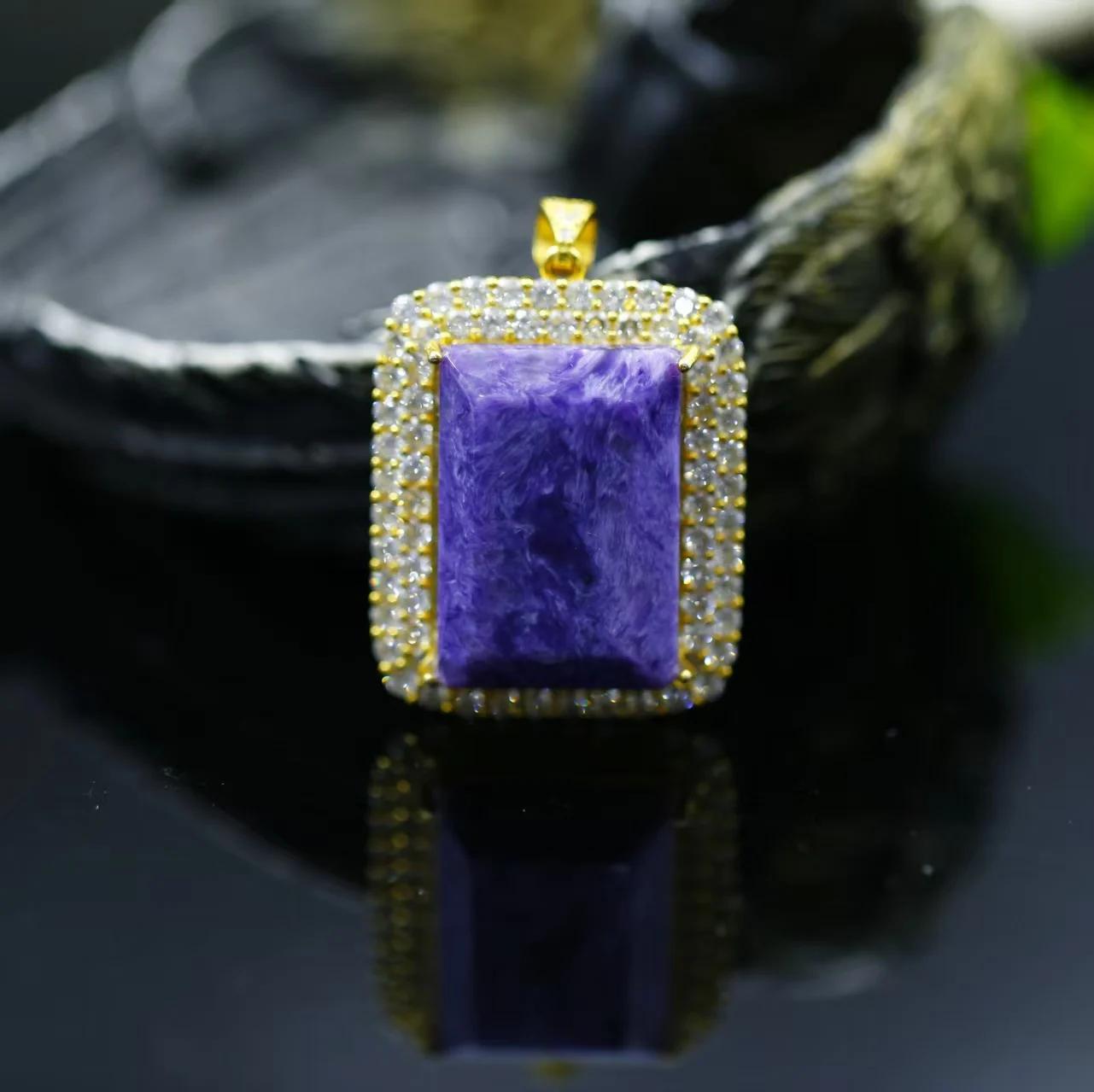 

Крупный квадратный кулон с чароитом в серебряной оправе, изысканное модное ювелирное украшение