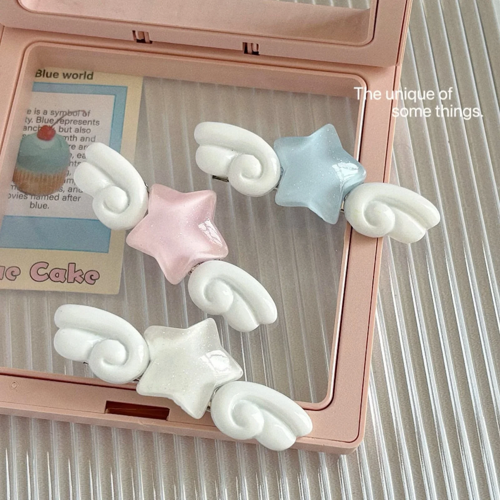 2 Stück niedliche Haarspangen mit Sternflügeln für Mädchen, süße Acryl-Haarspangen für Ponyfrisuren, schöne Sommer- und Frühlings-Haaraccessoires für tägliche Frisuren – Detail 2