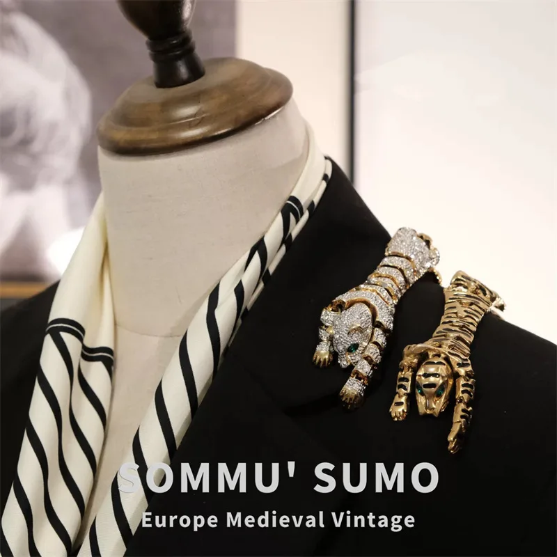 

Brooch European Must-shoot Autumn and Winter Jewelry