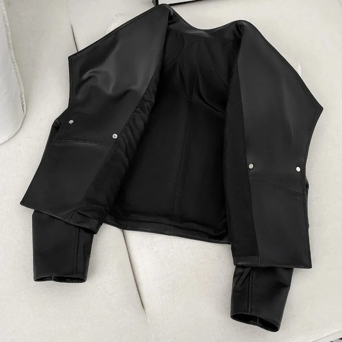 Giacca corta in pelle nera per donna Autunno inverno 2025 Nuovo temperamento Giacche da moto in pelle PU lavata da donna allentate Top