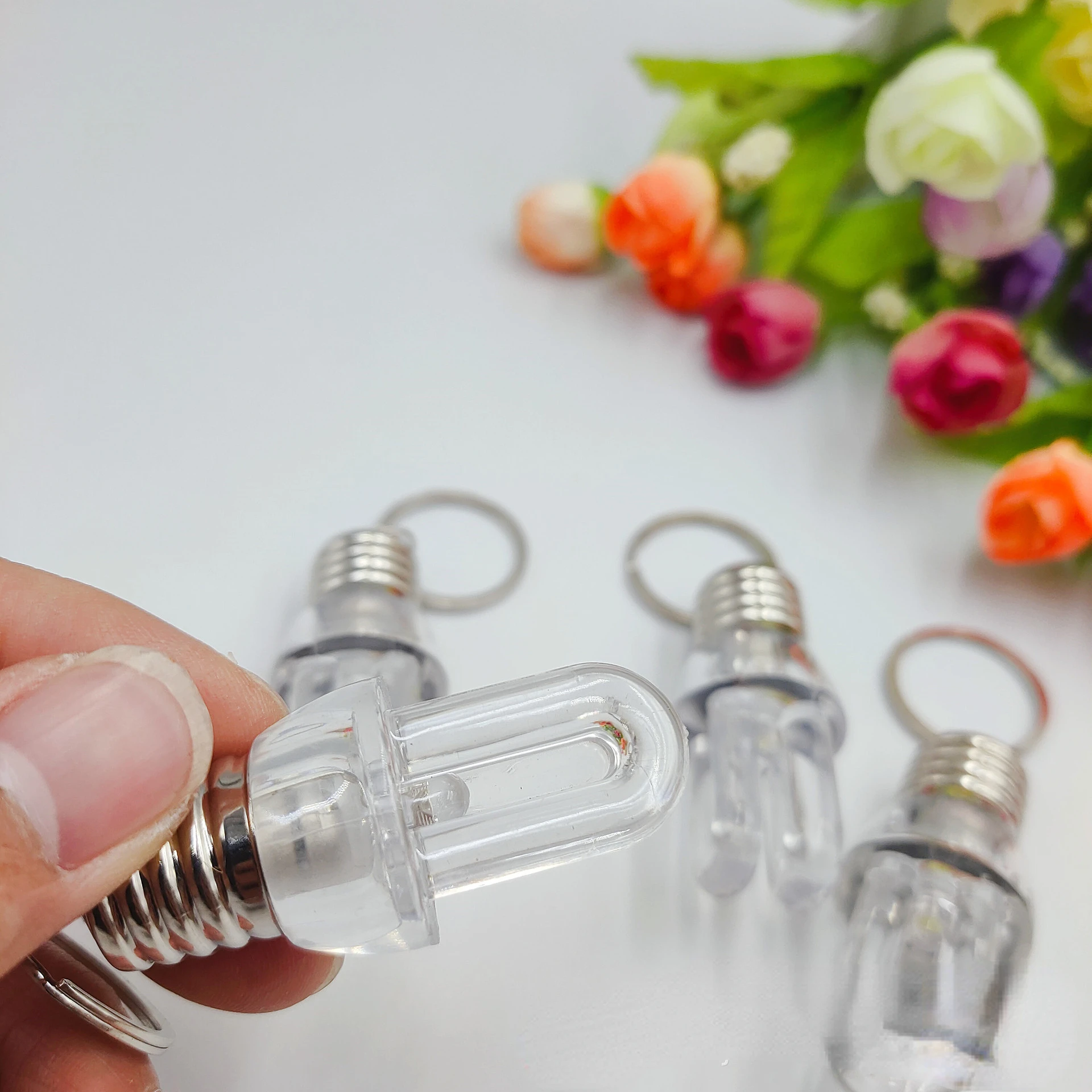 Creative Mini U Shaped Transparent Light Bulb LED White Seven Color Plastic Keychain Pendant Christmas Decorations Craft Gift