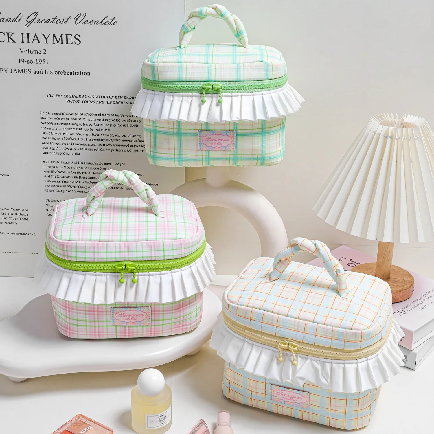 Korean-style niche design twisted handle makeup bag with large capacity pleated lace storage bag, color-blocked plaid wash bag.
