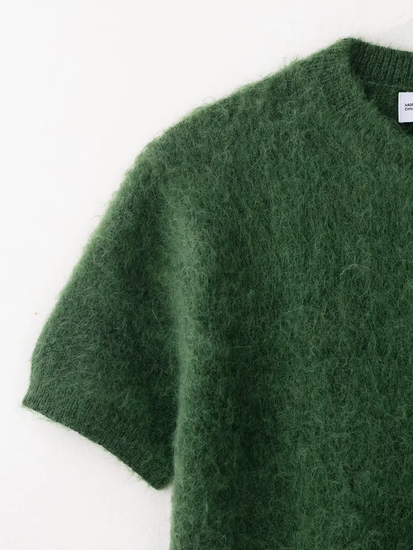 Minimalistyczny sweter damski na jesień 2025 - zielony, krótki rękaw, dzianinowy kardigan, vintage, okrągły dekolt, zapinany na jeden guzik.