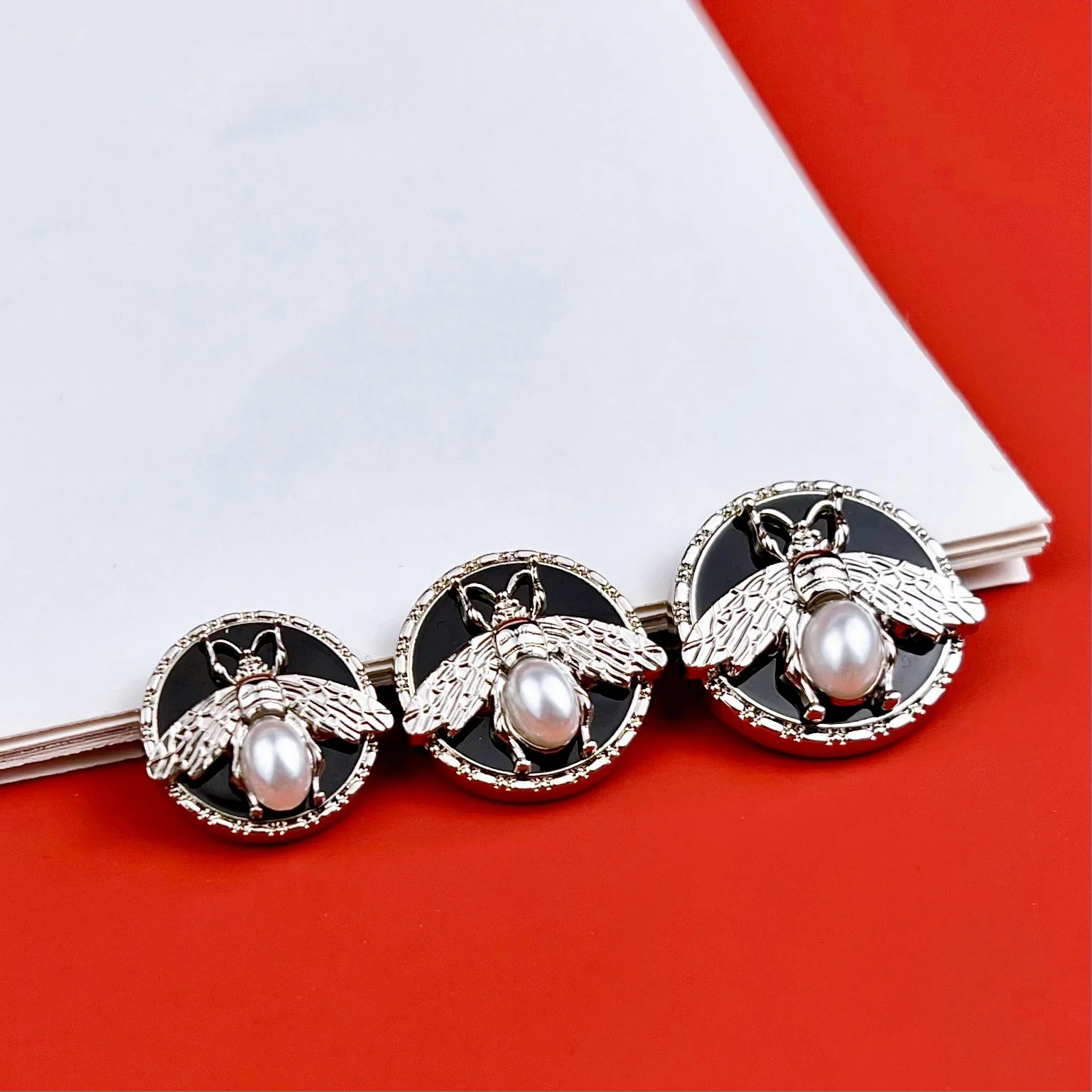 8PCS Of Three-dimensional Small Bee Pearl Metal Buttons Small Incense 23MM Coat Front Flap Decoration Hand Stitched Buckle