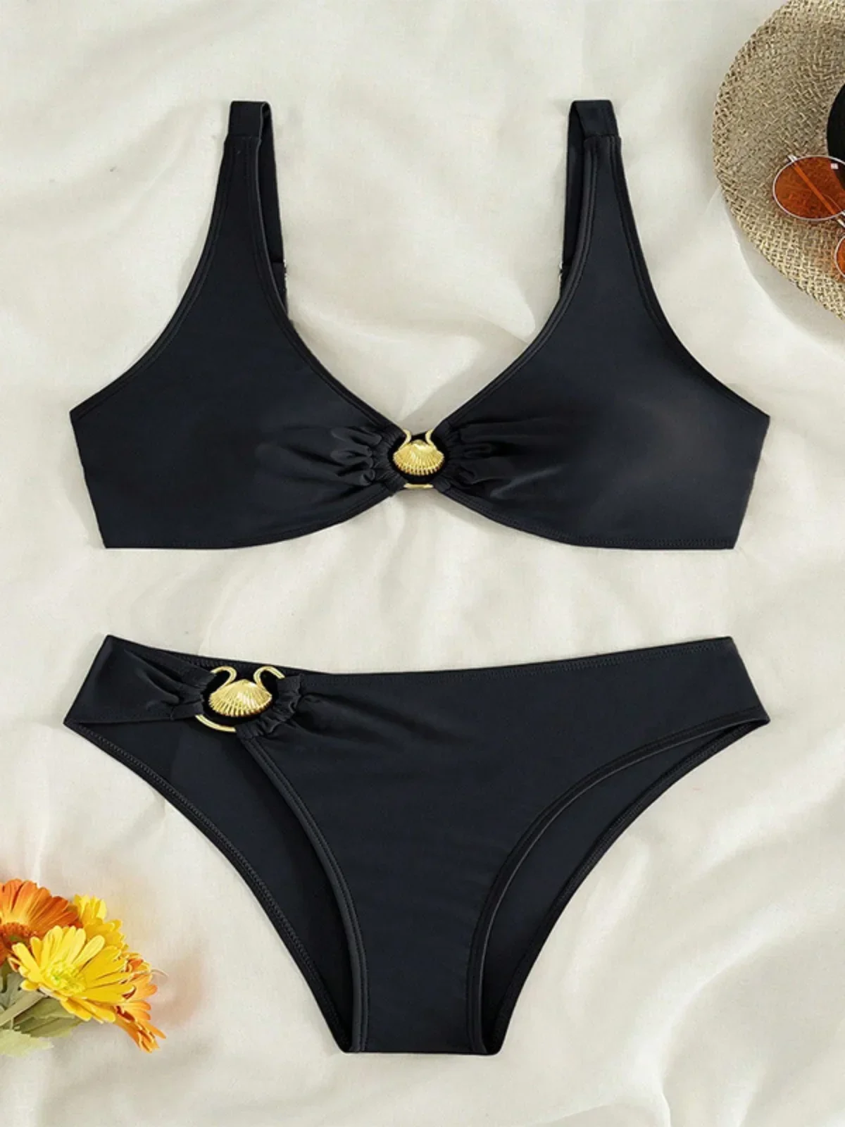 

Черный купальник из двух предметов 2024, женское бикини с украшением в виде ракушки, сплошной цвет, с высокой талией и v-образным вырезом, с открытой спиной, пляжный отдых, купальник, новинка