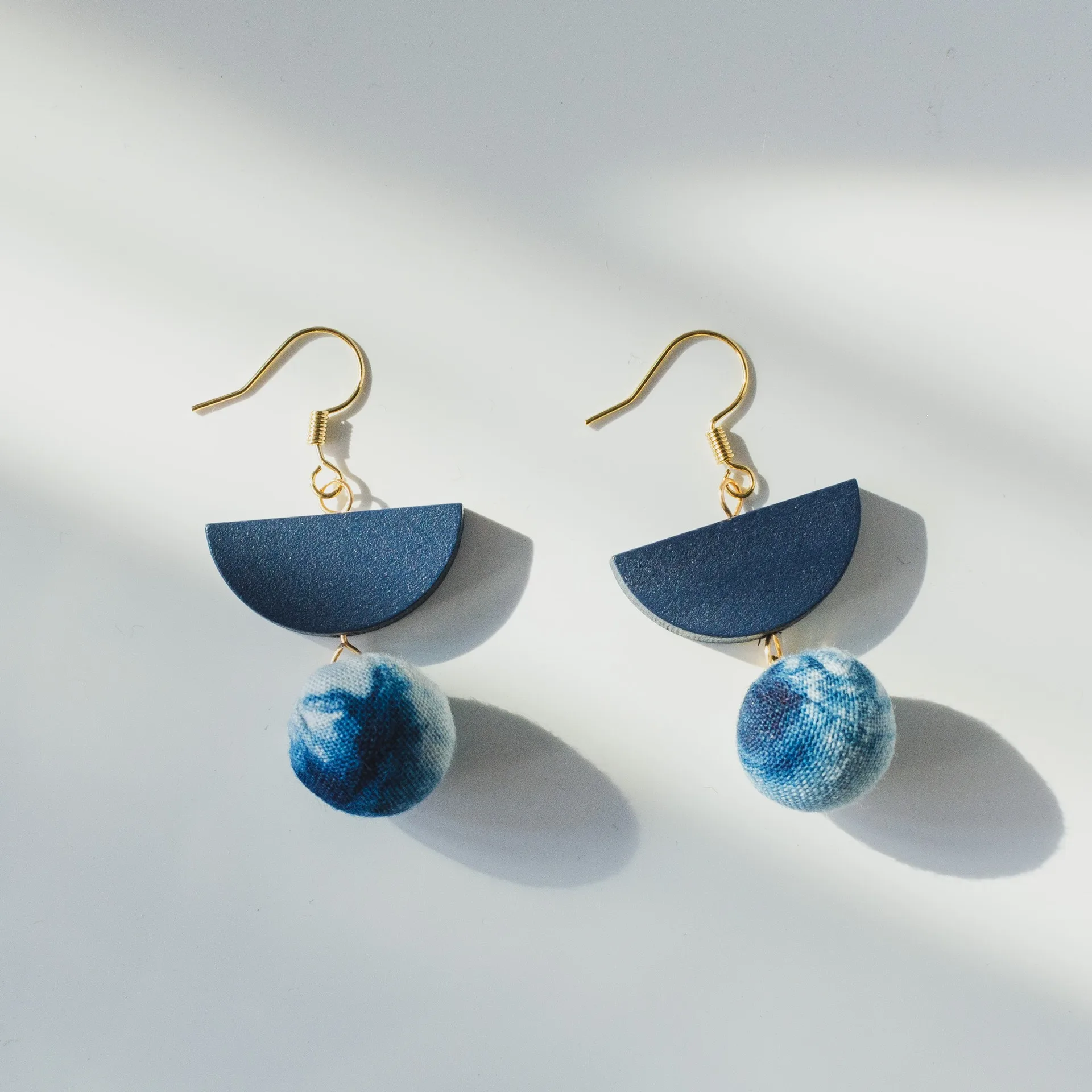 

Indigo geometric wooden earrings niche delicate retro personalized dyed fabric ball temperament earrings