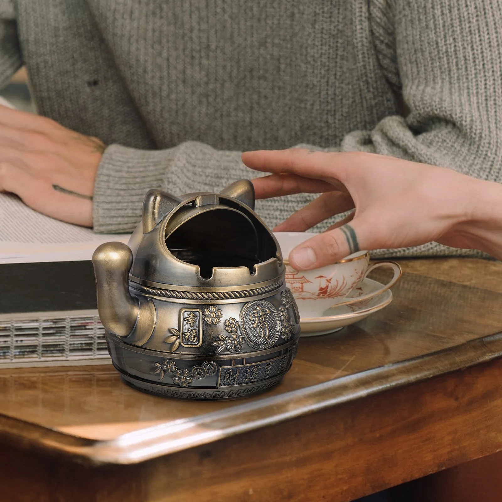 

Cat Design Ashtray Zinc Alloy Desktop Decor Portable Metal Anti fly Cigarette Holder Easy Clean Home Office Bar Restaurant Use