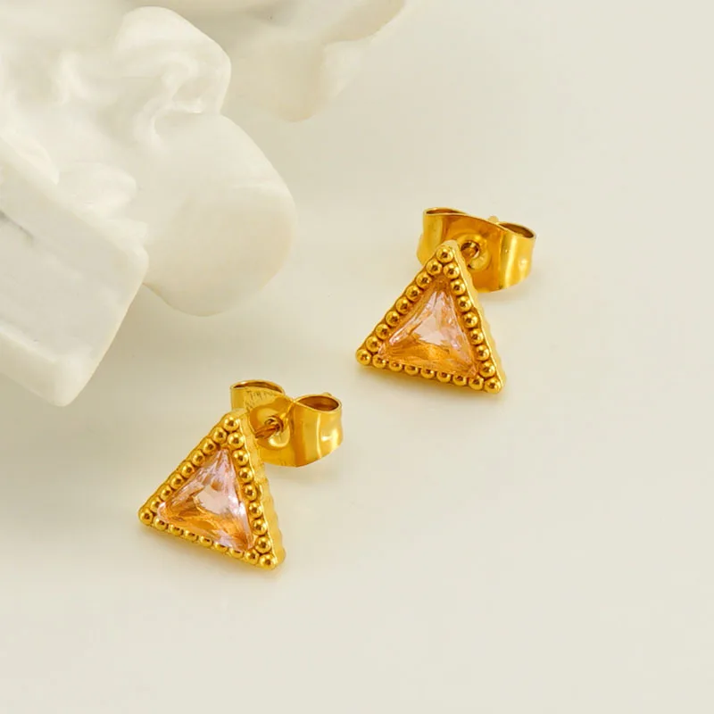 أقراط عصرية من الفولاذ المقاوم للصدأ على شكل مثلث كريستالي عيار 18 قيراط مطلية بالذهب مقاومة للماء مجوهرات منخفضة الحساسية للنساء والفتيات هدية