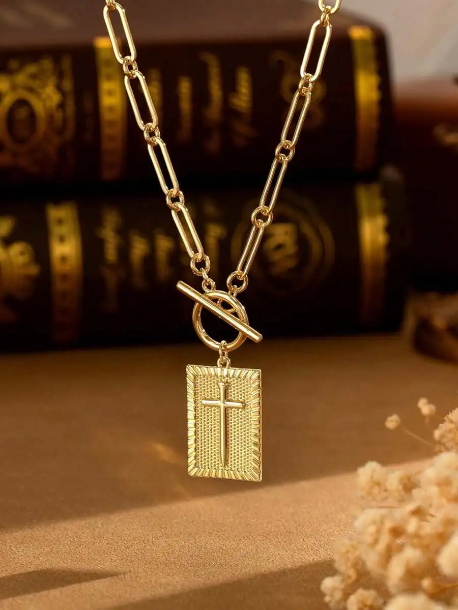 

Золотистое ожерелье-цепочка с текстурированным кулоном в виде креста и застежкой-тоггл.