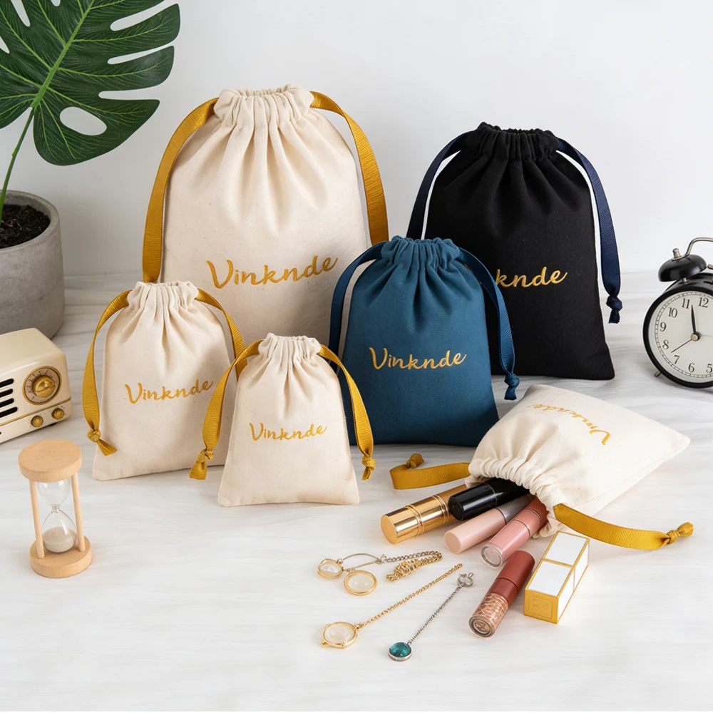 

100 шт., хлопковая парусиновая сумка для ювелирных изделий, муслиновая джутовая конопляная сумка на шнурке, индивидуальный логотип, кольцо, серьги, браслет, кулон, свадебный органайзер