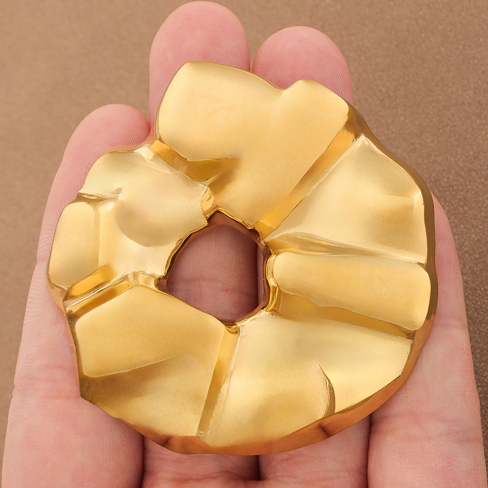 1 x Minimalist Fold Textured Flower Statement Brooch, Metal Crumple Petal Hollow Center Pin, Chic Unisex Jewelry for Daily Wear