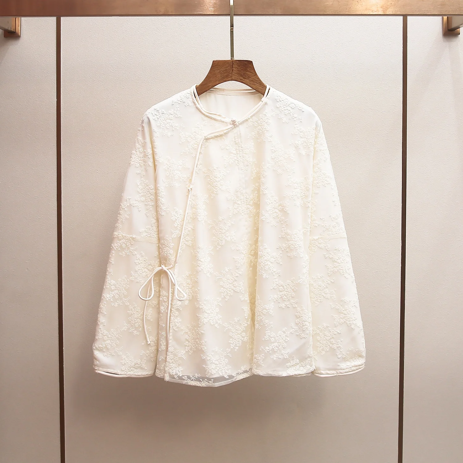 

MaSande High-End Women's Spring New Sle Embroidered Lace Patchwork Side Buttoned Blouse Chinese New Sle Commute Sle