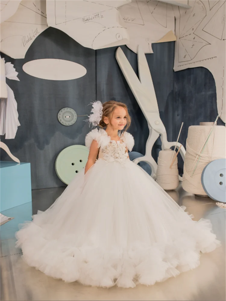 

Ball Gowns Floor Length Flower Girl Dresses for Wedding Party Tulle O-Neckline Lace Pearls First Communion Applique Print