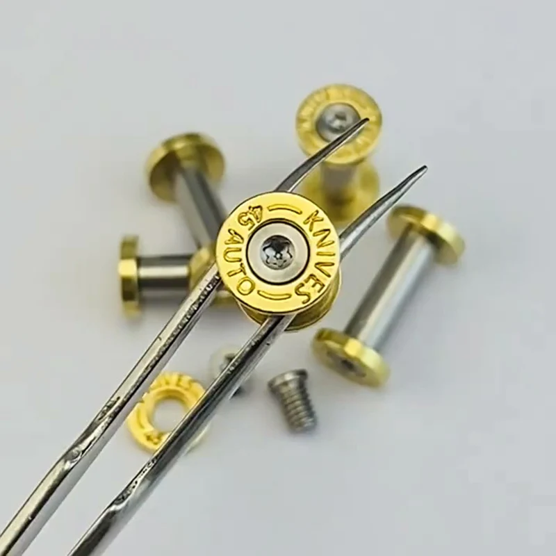 

12 компл./лот подходит для отверстий 5 мм, латунная грунтовка, стиль «45 ножей AUTO», нож с логотипом M4, пара стопорных винтов T8, болт с заклепкой с полукруглой головкой Torx