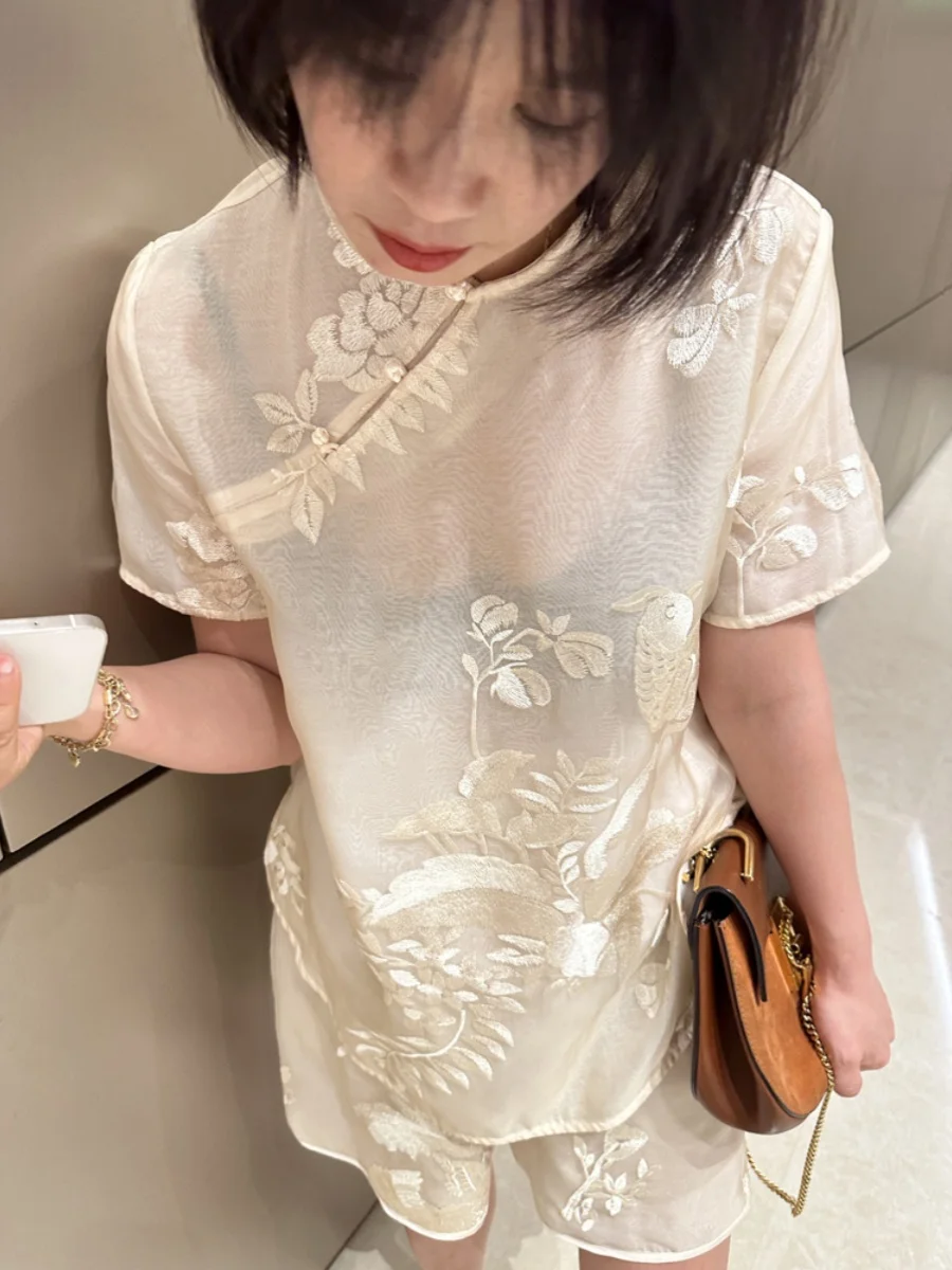 

Новый китайский шелковый комплект с вышивкой: топ с круглым вырезом и пуговицами по бокам, легкий и комфортный, для летнего образа