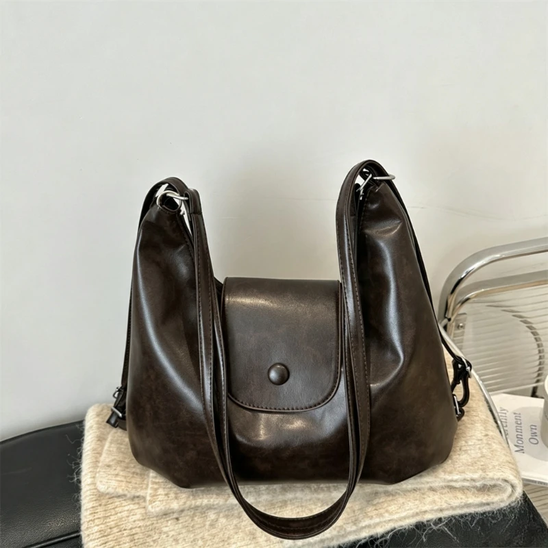 Vintage Hobo-Tragetasche aus weichem Leder mit niedlichem Plüsch-Anhänger, wandelbarer Rucksack, lässige Schultertasche mit großem Fassungsvermögen für Damen – Detail 12
