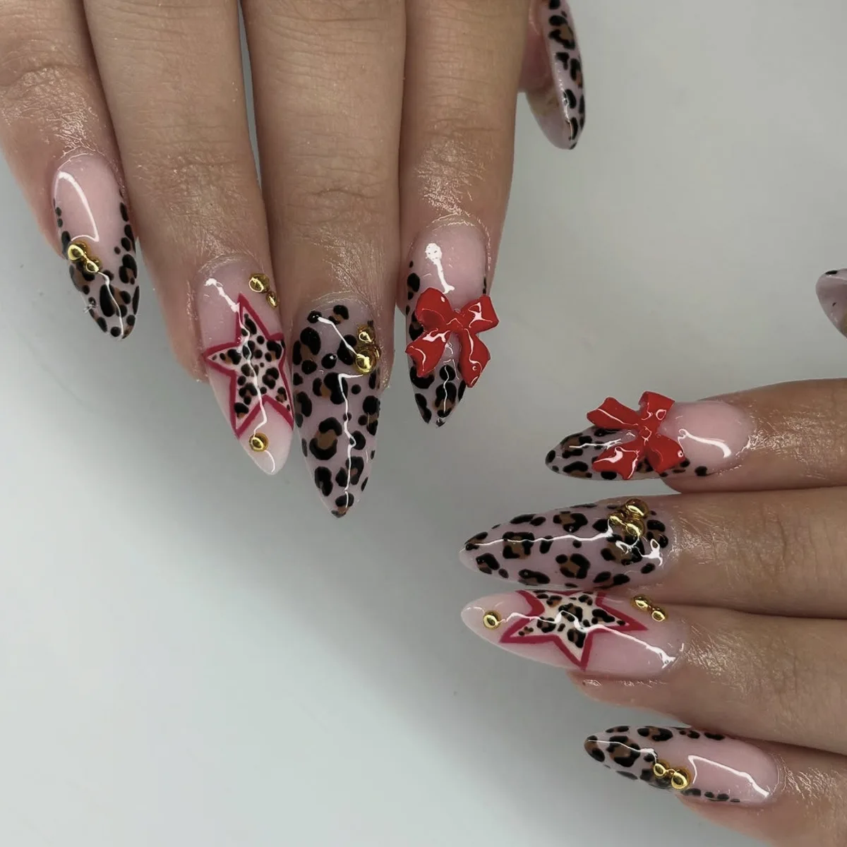 24 pçs leopardo impressão pentagrama francês unhas falsas imprensa em 3d arco vermelho unhas falsas de comprimento médio amêndoa reutilizável cobertura completa dicas de unhas