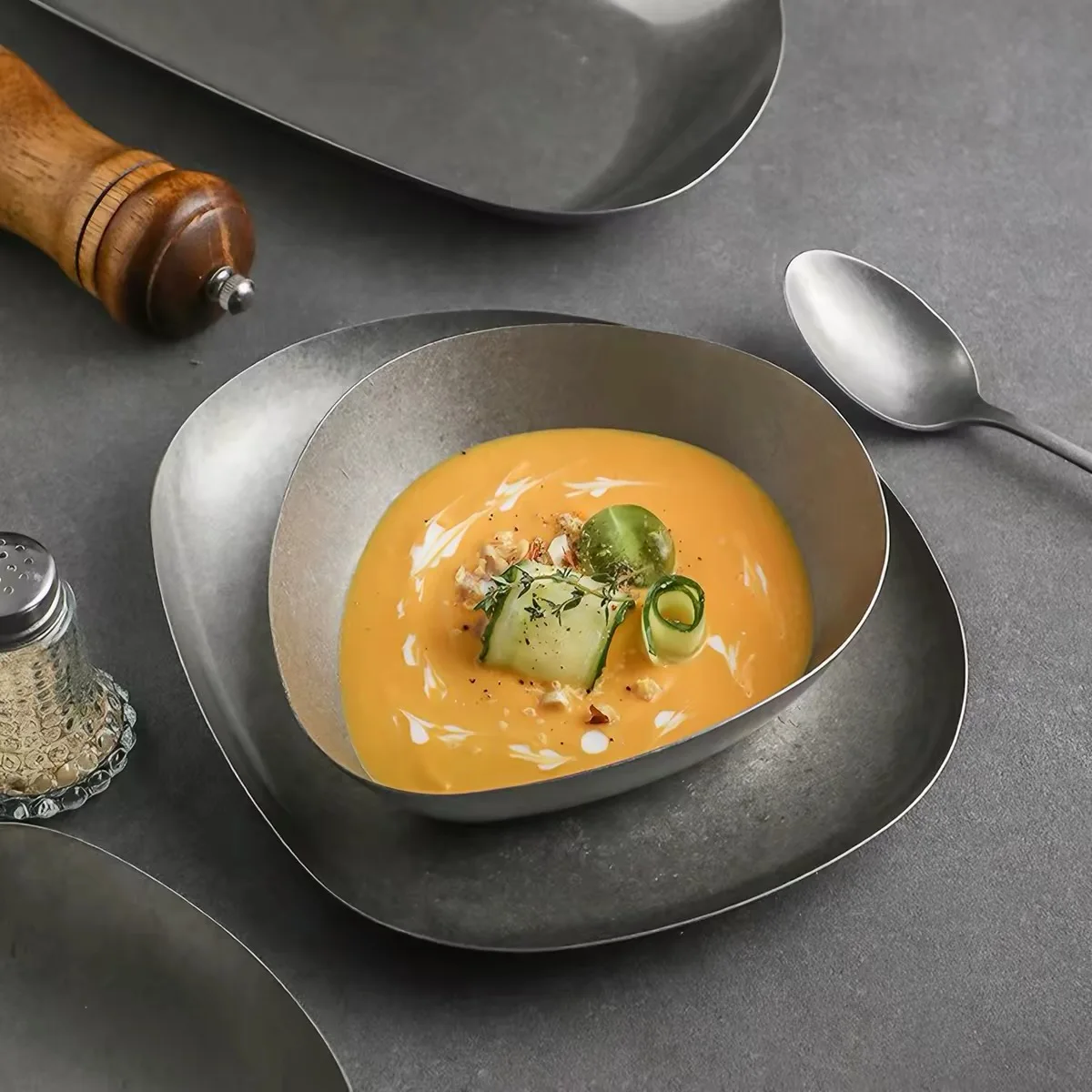 Vintage-style stainless steel food-grade western-style plates, irregular bowls, American-style cutlery, light meal salad bowls,.