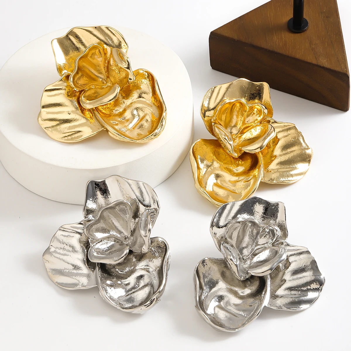 Zaa-女性のための豪華な彫刻が施された花のイヤリング,金属製の幾何学的なスタッド,エレガントな質感,誇張された宴会,パーティーギフト