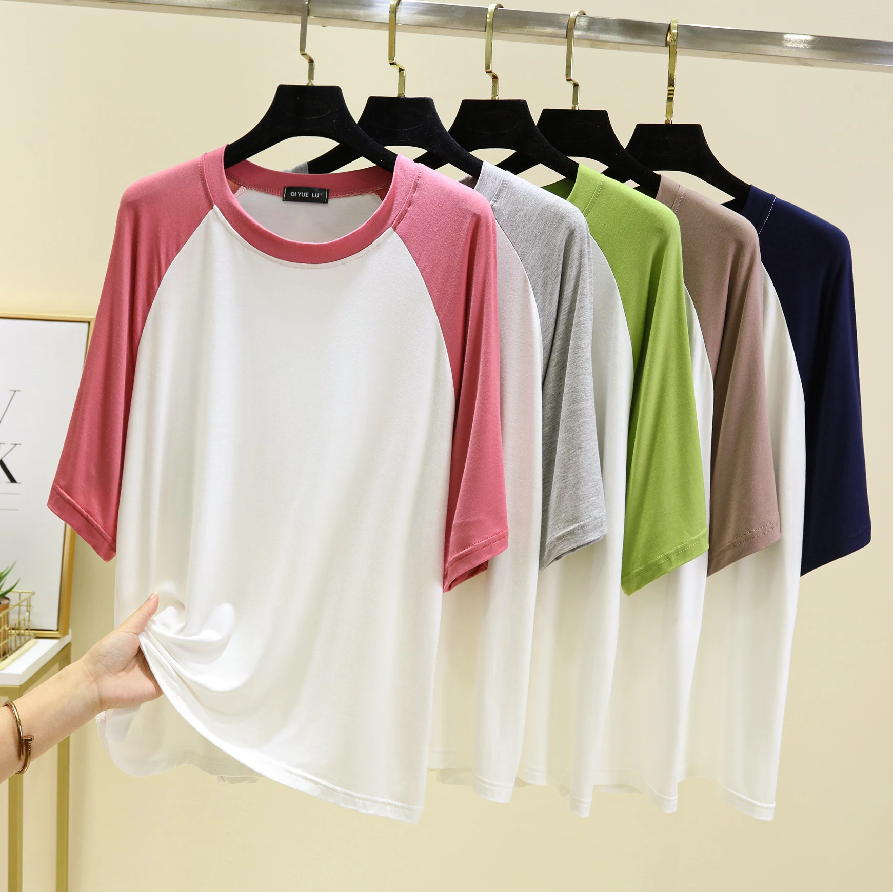 เสื้อยืดผู้หญิงทรงหลวม ผ้าบาง ใส่สบาย เหมาะกับฤดูร้อน ดีไซน์เปิดไหล่ แต่งผ้าต่อกัน ทรงหลวม ใส่เป็นเสื้อตัวในได้