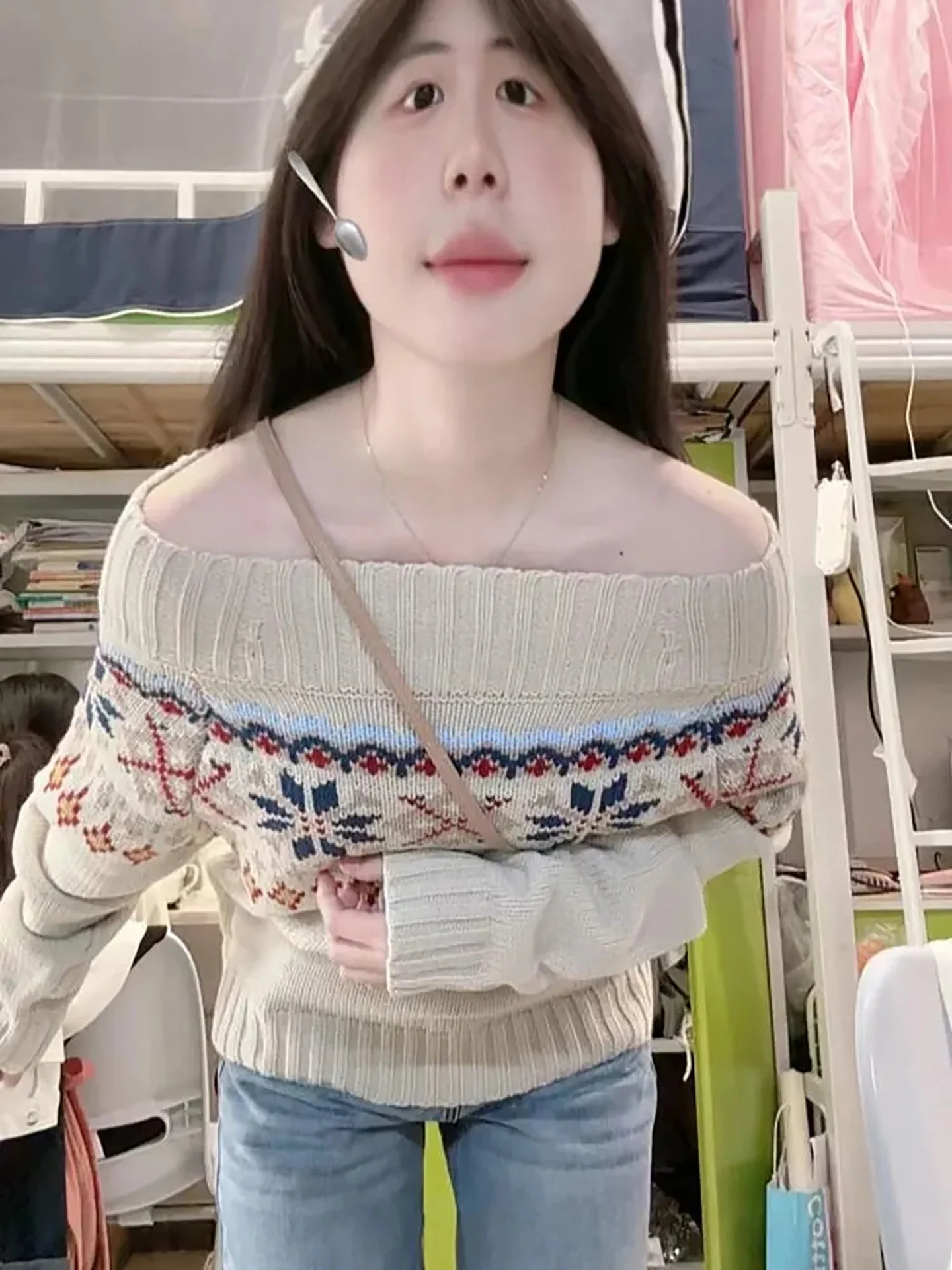 

Бежевый вязаный свитер в стиле ретро, женский осенне-зимний новый модный свитер с индивидуальной вышивкой и плечами, высококачественный свитер