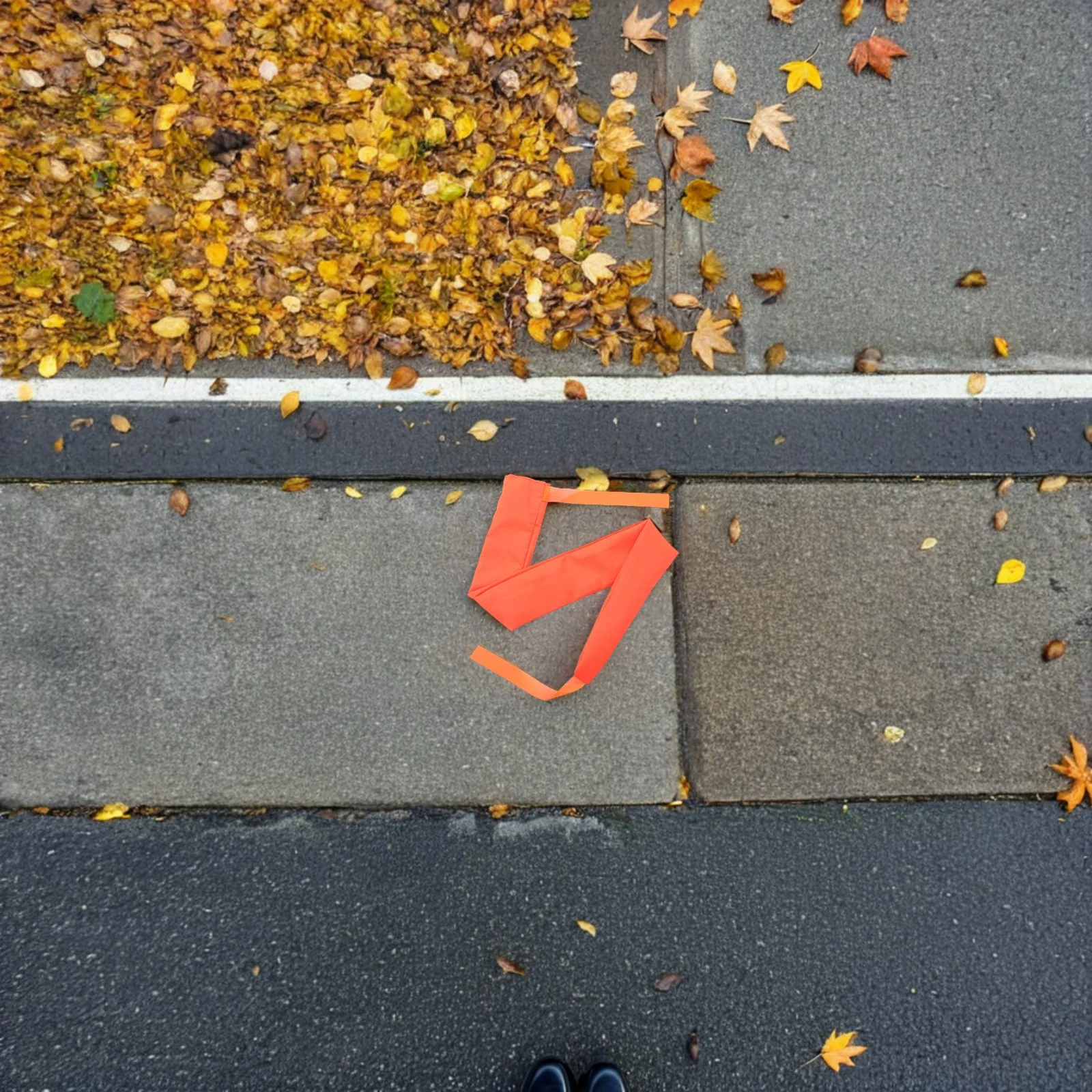 12 szt. Odblaskowych worków z piaskiem do prac drogowych, wytrzymałe obciążniki do kuwet drogowych, odporne na każdą pogodę, zapewniające bezpieczeństwo podczas prac budowlanych i ruchu drogowego.