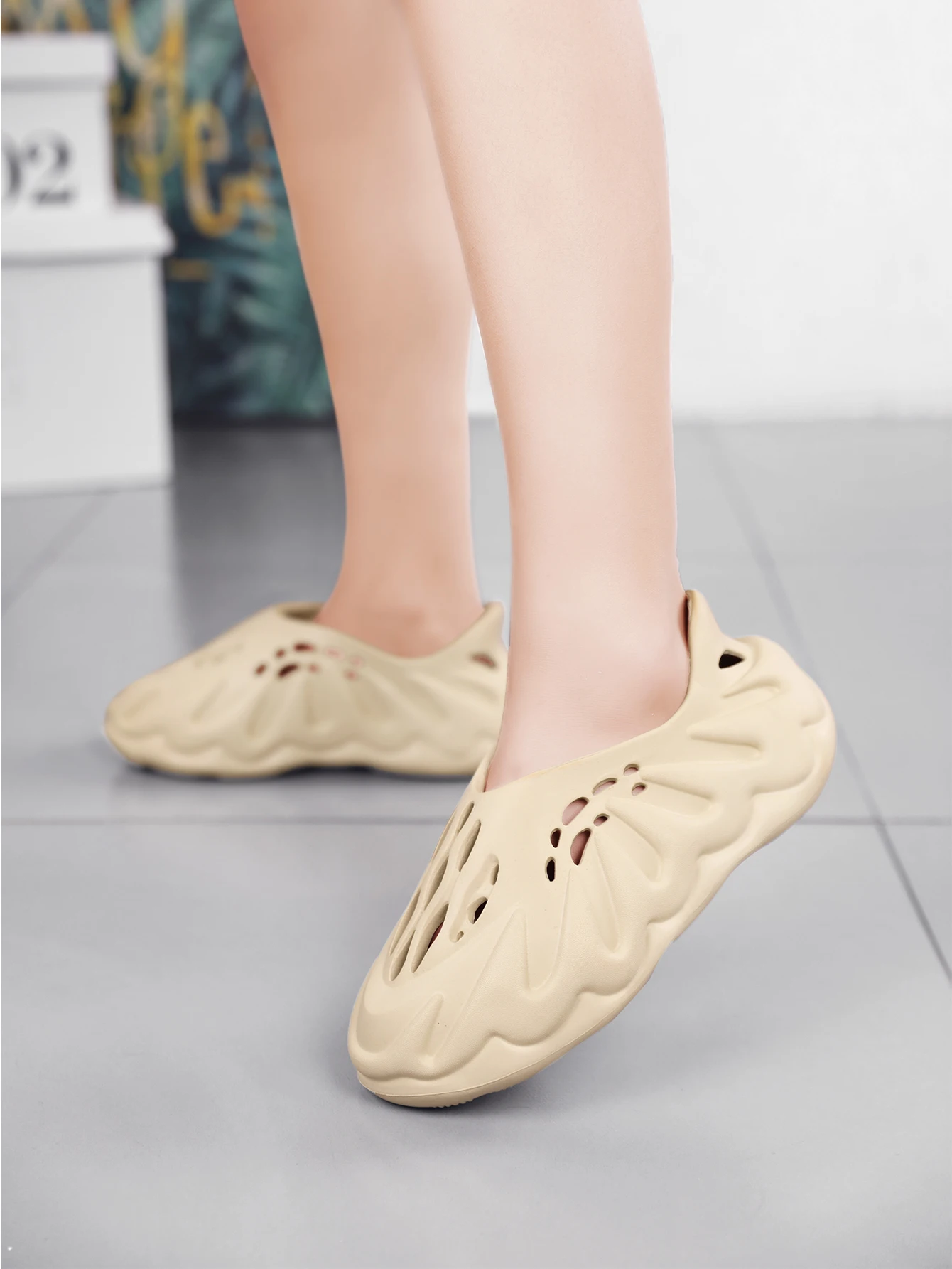 

Men's Spring and Summer Casual Simple Eva One-Piece Hollow Thick-Soled Flat-Heeled Volcano-Soled Fashionable Beach Slippers