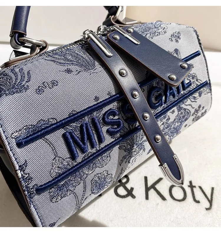 High Quality Textured Leather Pillow Bag Fashion Embroidery Women\'s Handbag Lady Purse Shoulder Messenger Bag Female Casual Bag