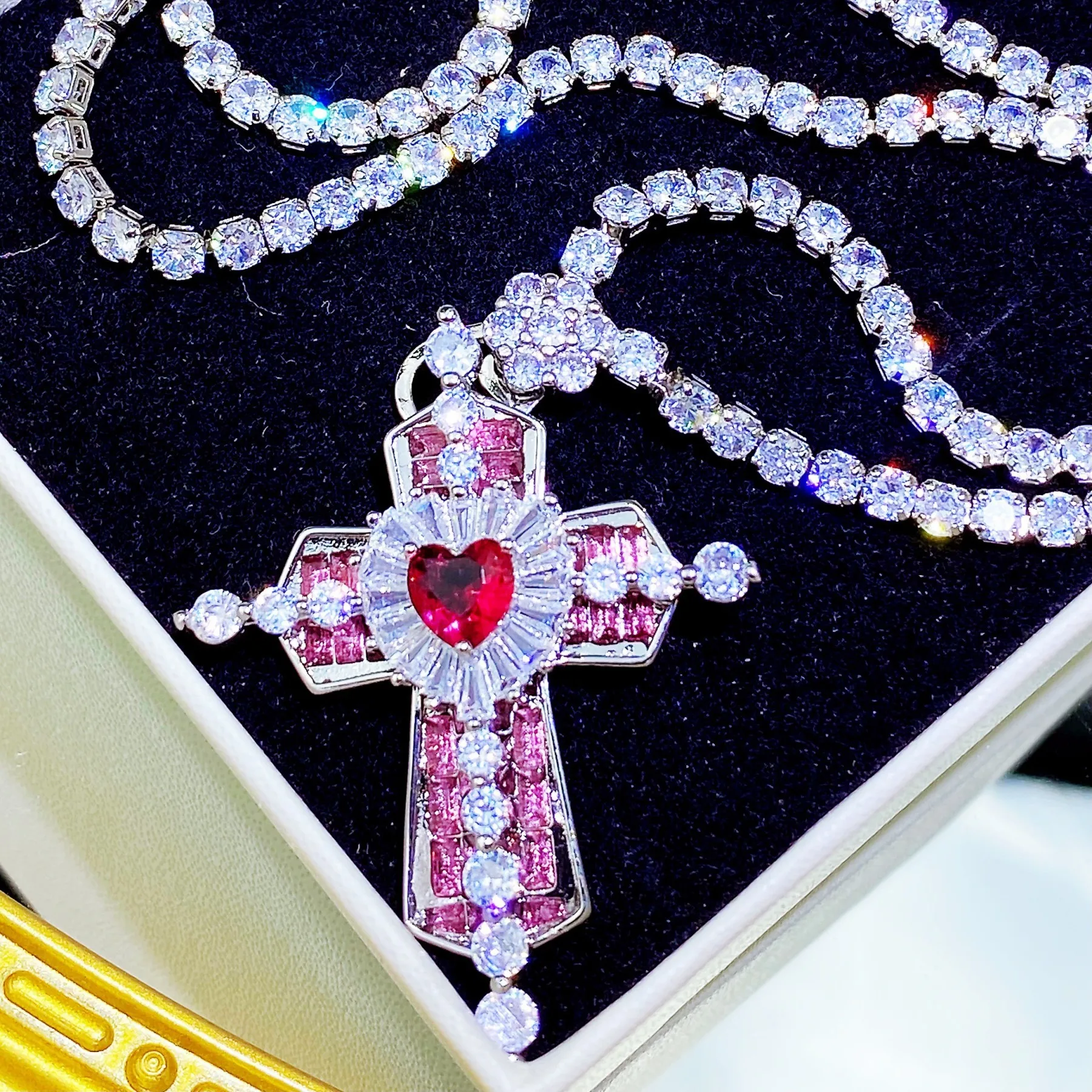 

Heavy industry beauty girl love gem cross pendant necklace micro setting temperament magic wand diamond collarbone chain wholesa