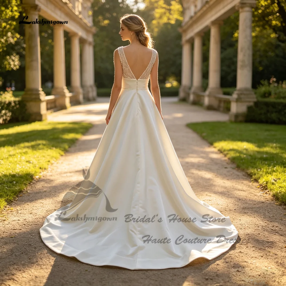 Lakshmigown Minimalistisches A-Linien-Brautkleid aus Satin 2027, schlichte Hochzeitskleider mit Perlen und Taschen, V-Ausschnitt, Perlenbesatz am Oberteil, maßgefertigt – Detail 7