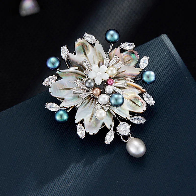 

Новые модные и элегантные женские броши из натуральных ракушек с цветочным дизайном, высококачественные аксессуары с пресноводным жемчугом и микроинкрустацией цирконами.