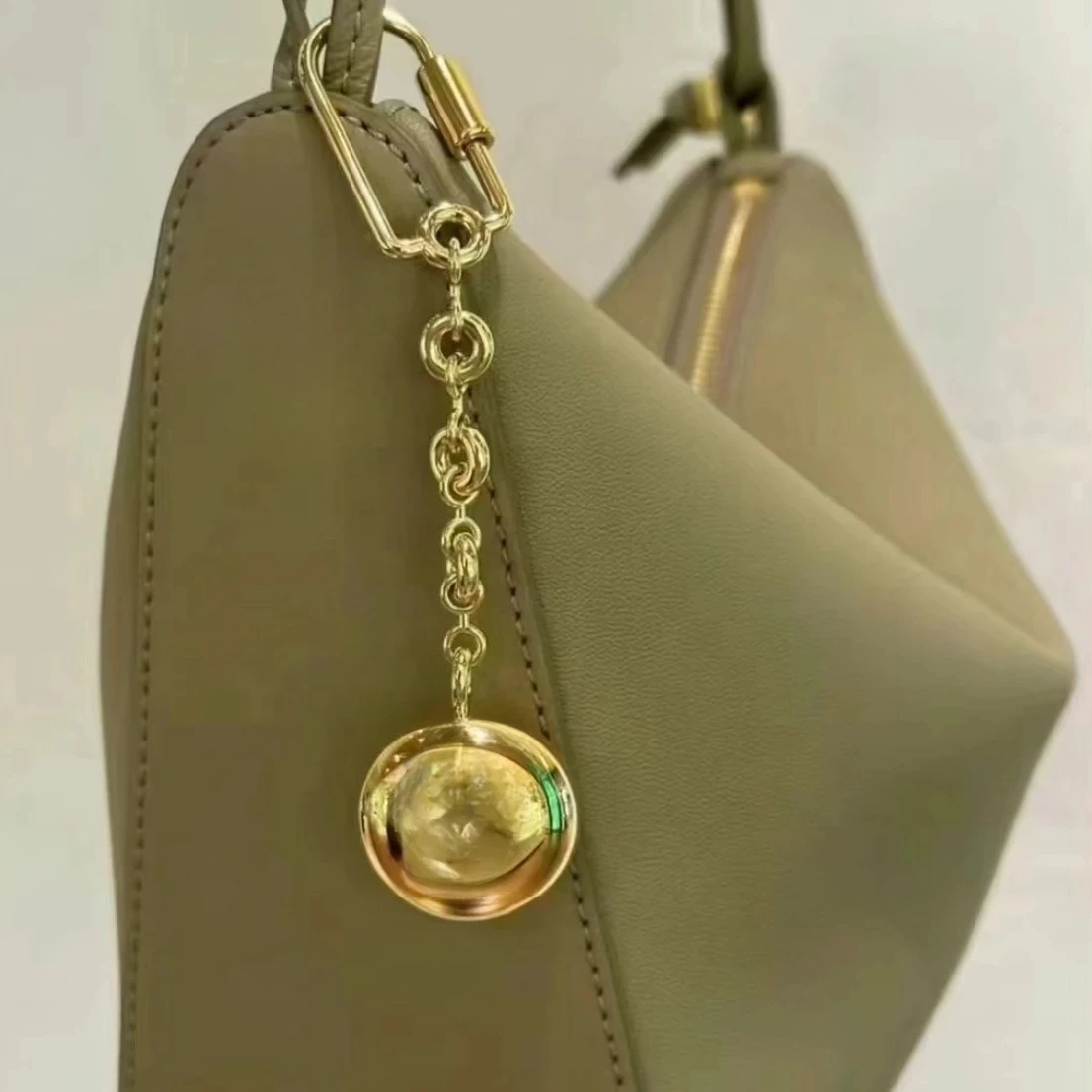 

Luxury Pendant Small Gold and Silver Ball Pebble Brass Classic Chain Keychain Bag Hanging Pendant Decoration Christmas Gift