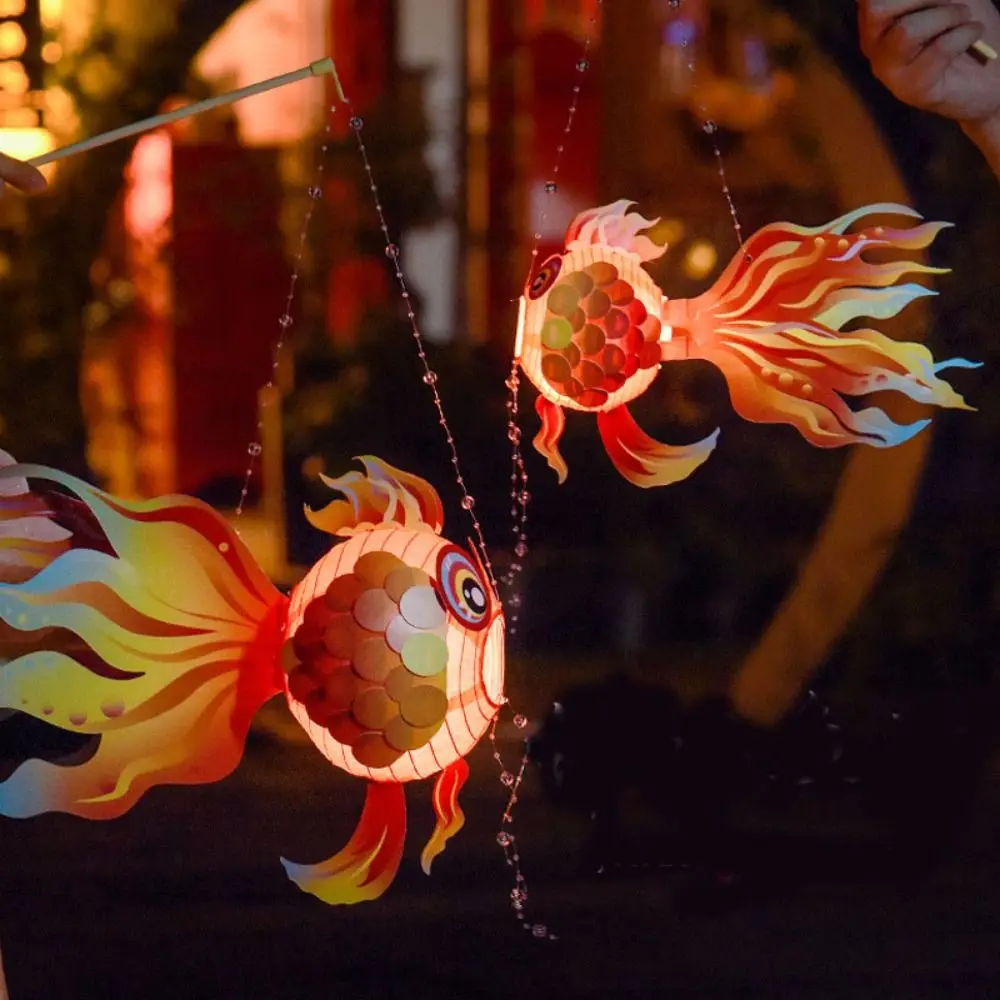 Lanterna per pesci rossi con pesci rossi appesa a lanterna luminosa per festival di metà autunno Lanterna luminosa cinese artigianale fai-da-te