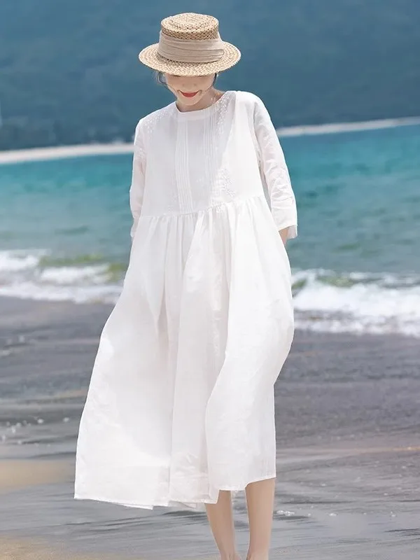 فستان أنيق أبيض مطرز من القطن والكتان بتصميم A-Line، خفيف الوزن يمنح إحساسًا بالحكاية الخيالية، تنورة متوسطة الطول لموسم الصي...