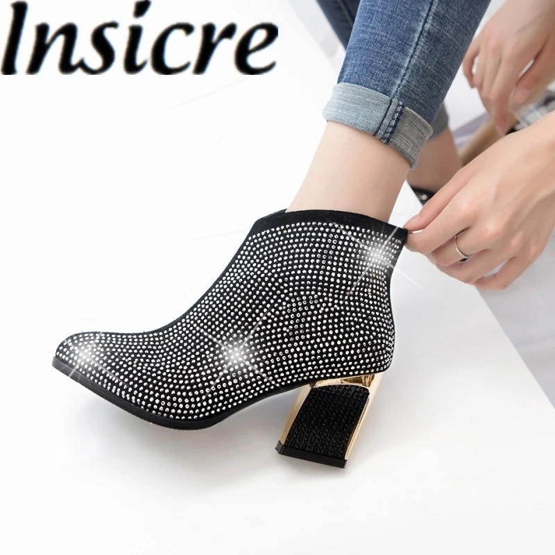 

Insicre 2025 г., модные женские ботильоны из овечьей замши, зимняя обувь ручной работы с острым носком и молнией на толстом высоком каблуке с кристаллами