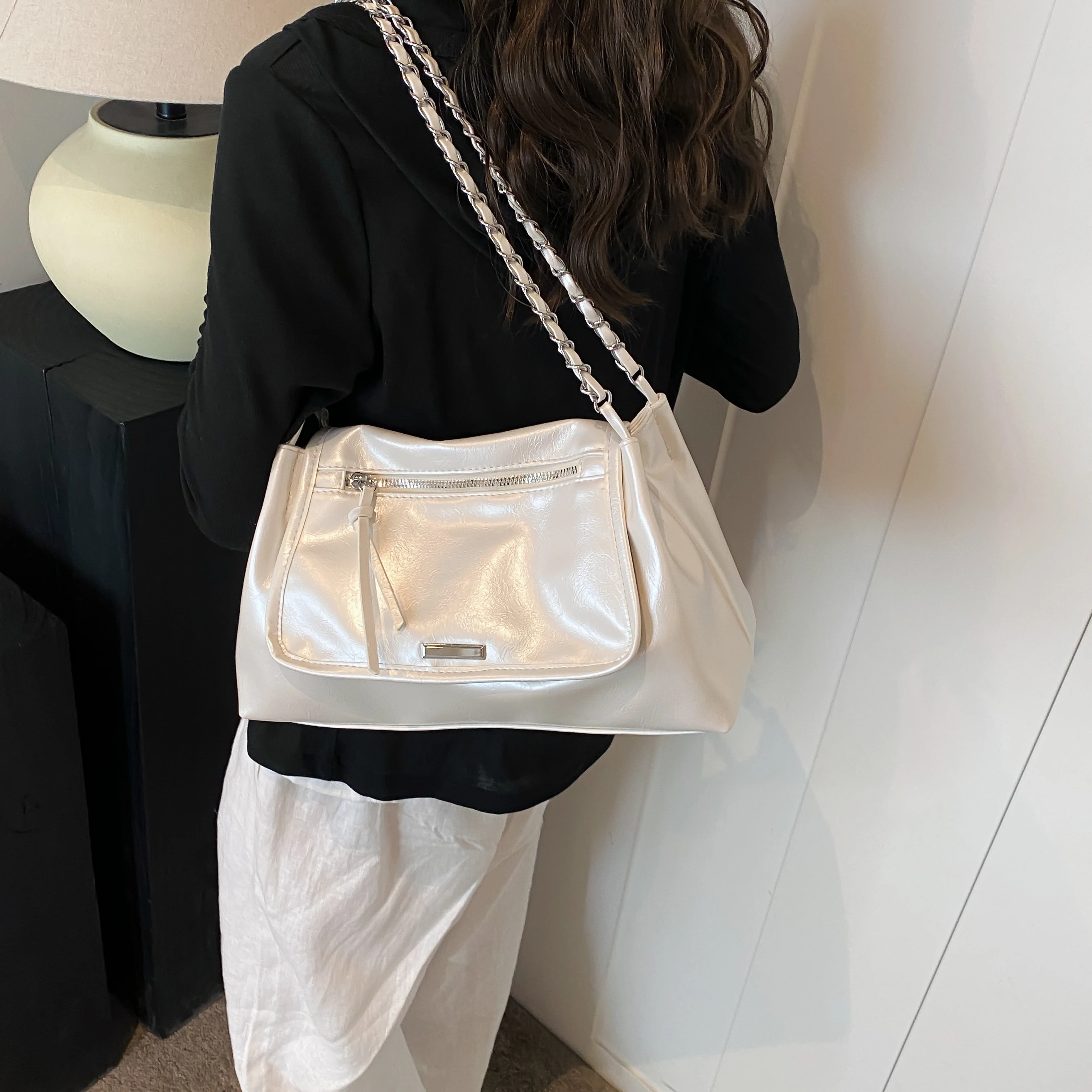 

1 solid color PU large-capacity flip shoulder bag Lady's chain bag is suitable for girls, ladies, college students, newcomers in