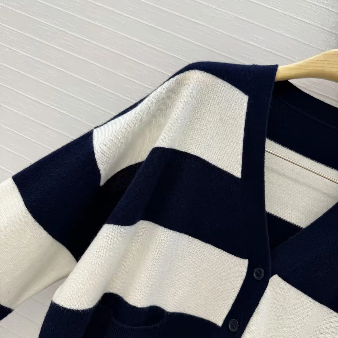 Women's autumn and winter contrasting striped cashmere V-neck loose shoulder short knit cardigan new style