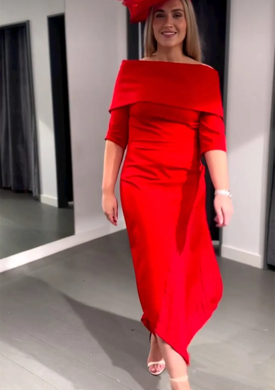 Abiti per la madre della sposa corti personalizzati in crêpe rosso Abito da madrina plissettato di lunghezza asmetrica con tasche per le donne